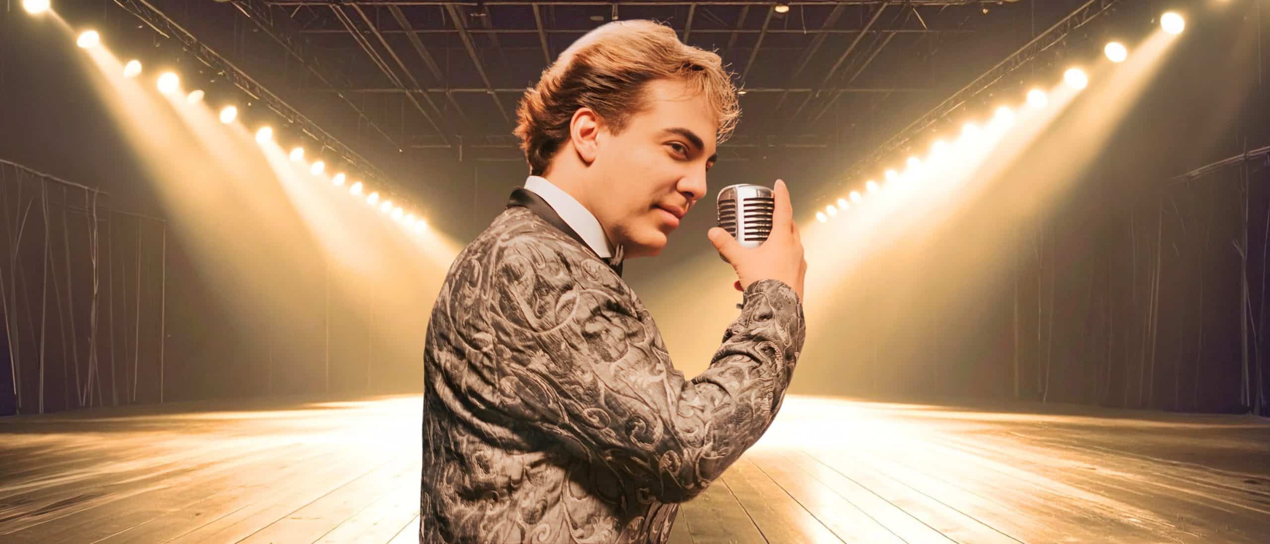 Cristian Castro interpretando un romántico tema en el escenario bajo luces doradas, con micrófono vintage y elegante traje durante un concierto en vivo