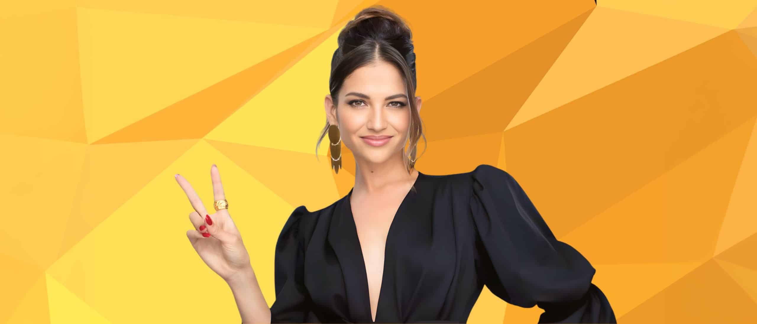 Natalia Jiménez sonriente haciendo señal de paz, con vestido negro elegante y fondo geométrico amarillo, imagen promocional para contratación de show en vivo
